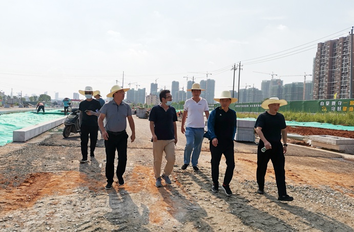 南昌市政公用集團(tuán)萬義輝蒞臨廣州路東延工程項目檢查指導(dǎo)6912.jpg
