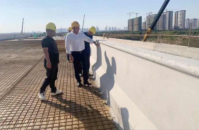 南昌市政建設(shè)集團(tuán)徐旭深入小藍(lán)大道快速化新建工程項目調(diào)研