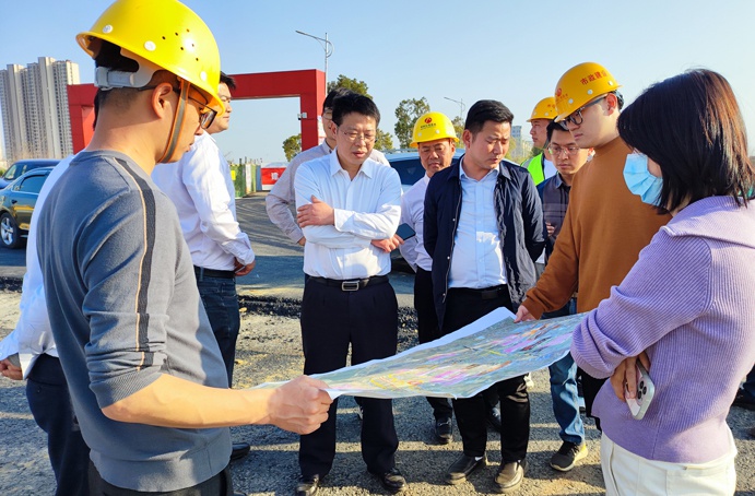 市政公用集團(tuán)劉順保到朱橋東路項(xiàng)目、昌東三路項(xiàng)目、秦坊安置房項(xiàng)目調(diào)研
