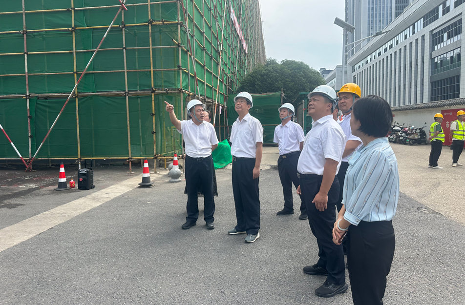 南昌市人大常委會副主任、黨組成員王強(qiáng)一行到新建區(qū)老舊小區(qū)改造項目檢查調(diào)研 南昌市人大常委會副主任、黨組成員王強(qiáng)一行到新建區(qū)老舊小區(qū)改造項目檢查調(diào)研